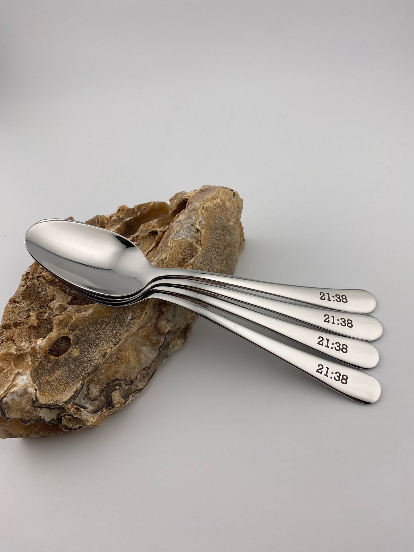 theelepels met datum gegraveerd