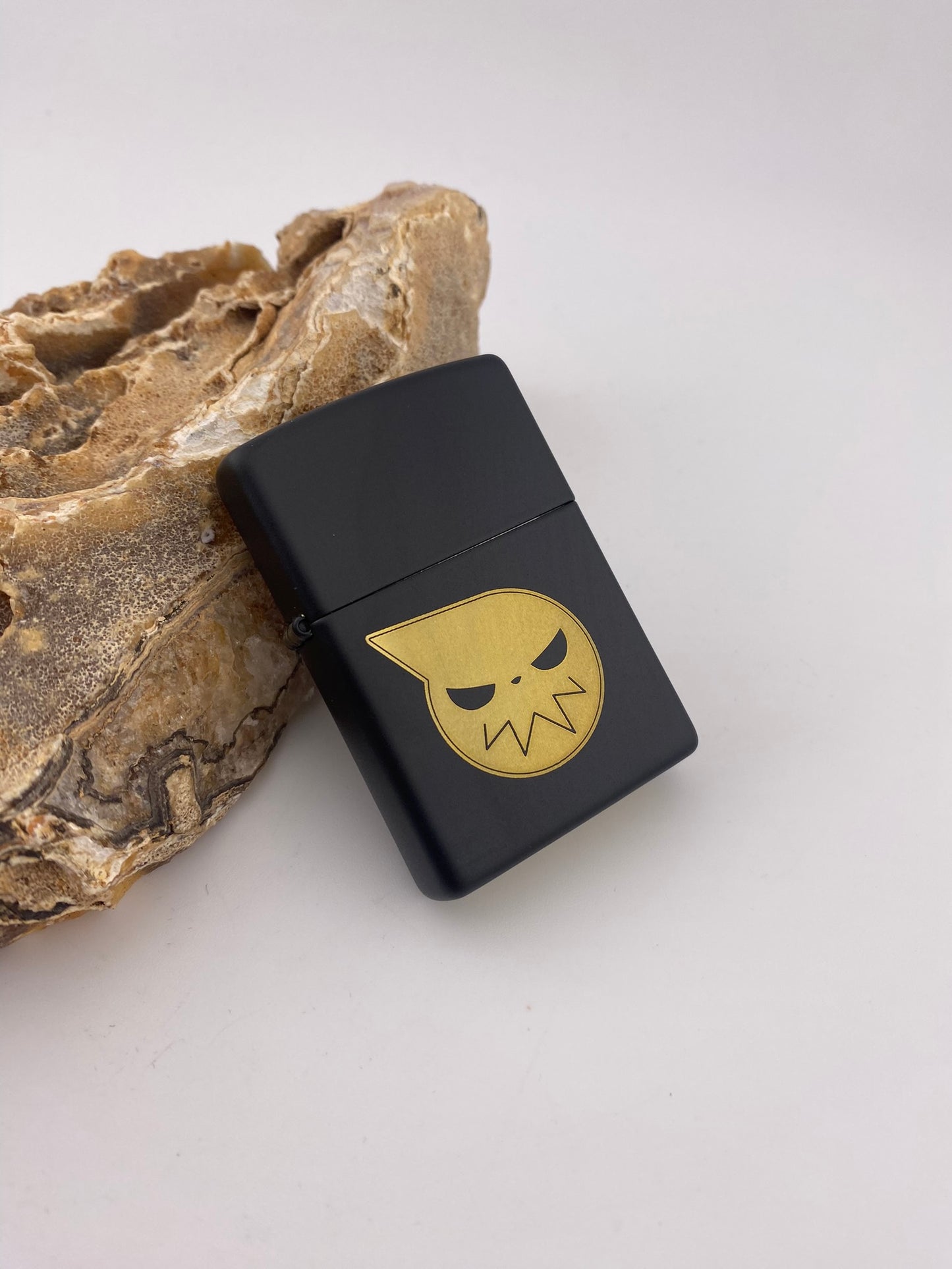 zwarte zippo aansteker met logo gegraveerd